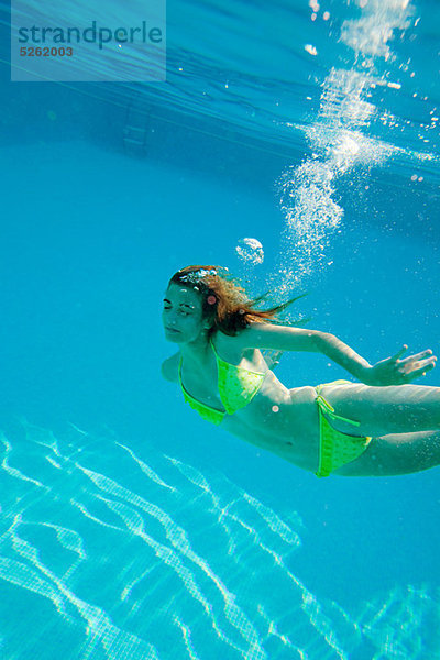 Frau Unterwasseraufnahme jung Schwimmbad schwimmen