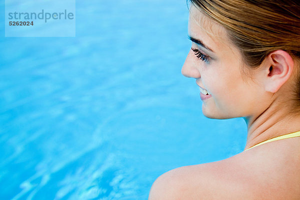 Portrait Frau jung Schwimmbad