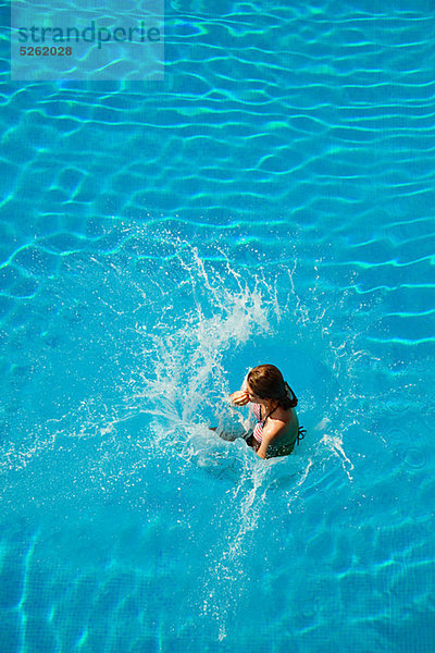 Frau springen jung Schwimmbad
