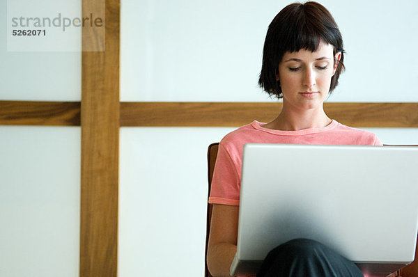 Frau mit Laptop