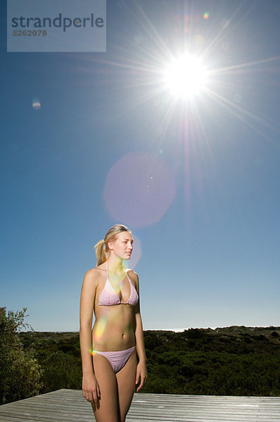 Junge Frau im Rosa bikini