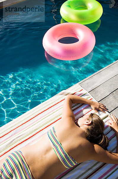 Frau sonnenbaden sonnen Beckenrand jung