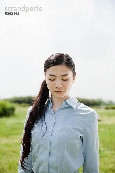 Portrait of young Businesswoman mit geschlossenen Augen