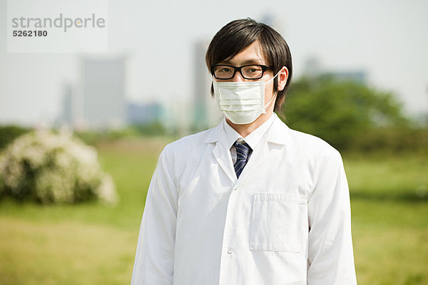 Portrait of young Man tragen Verschmutzung Maske und Gläser