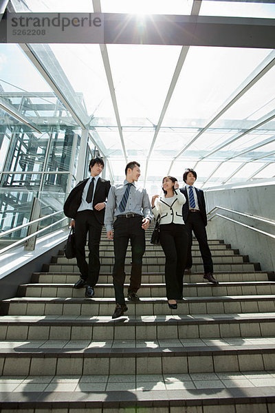 Vier Geschäftsleute auf Stufen