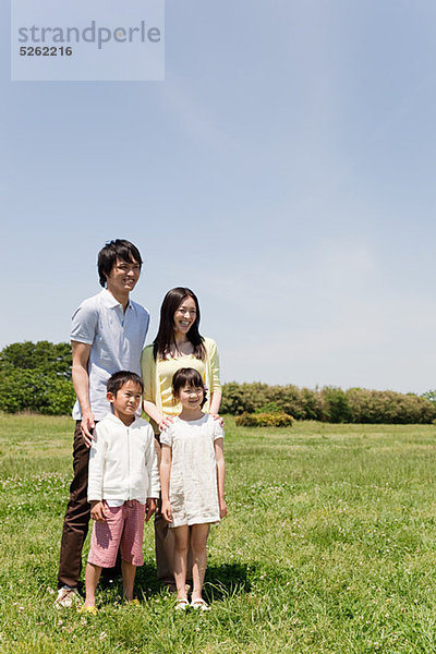 Familie mit zwei Kindern im Feld  Porträt