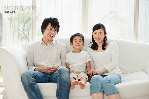 Eltern und Sohn auf Sofa  Portrait