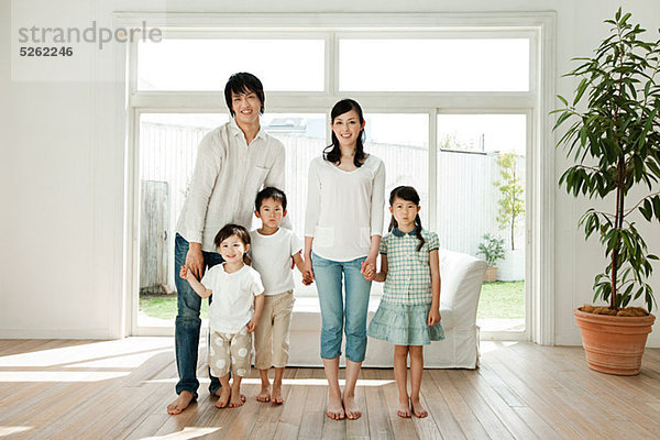 Familie mit drei Kindern zu Hause  Portrait
