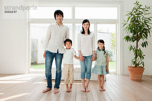 Familie mit zwei Kindern zu Hause  Portrait