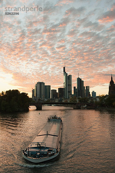 Boot auf dem Main bei Sonnenuntergang  Frankfurt  Deutschland