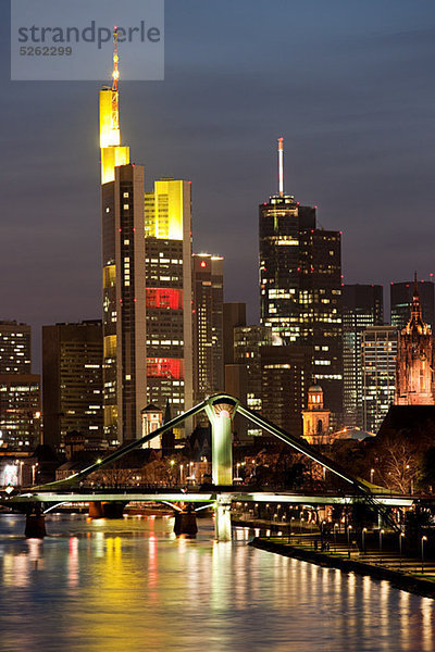 Skyline und Main bei Nacht  Frankfurt  Deutschland