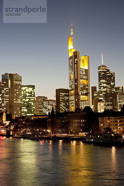 Skyline und Main River in der Nacht  Frankfurt am Main  wird