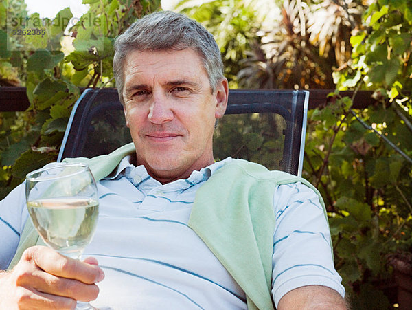 Man holding Glas Weißwein  Porträt