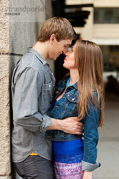 Junges Paar beim Küssen im Freien