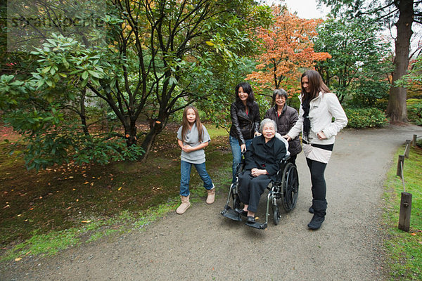 Multi-Generation-Familie mit senior Woman in wheelchair