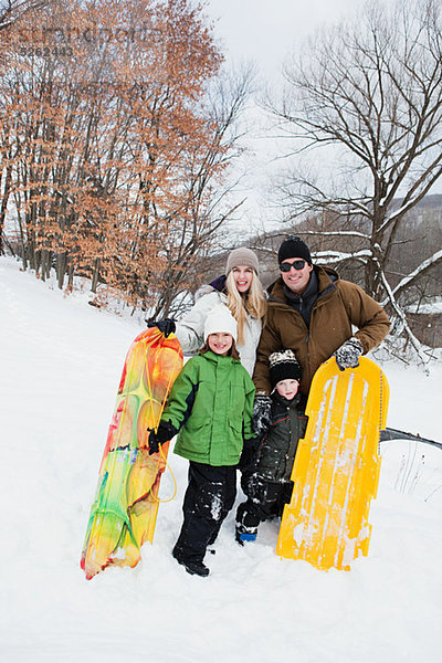 Porträt der Familie im Schnee