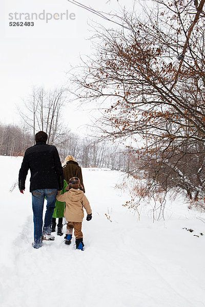 Familienwandern im Schnee