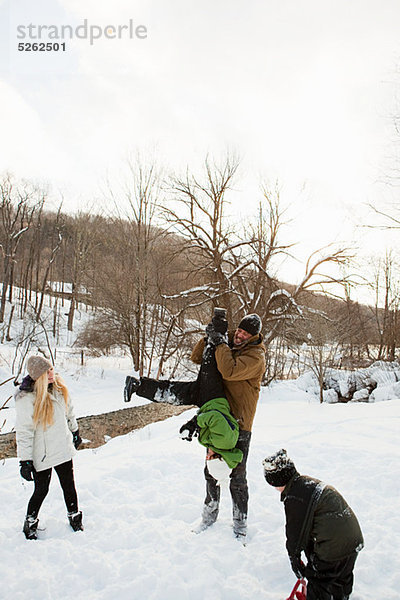 Familie im Schnee spielen