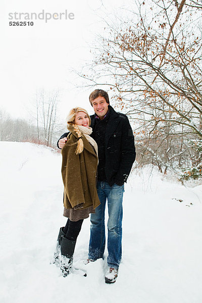 Portrait von Mitte adult Paar im Schnee