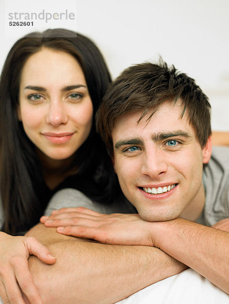 Young Couple lying on Front  Porträt