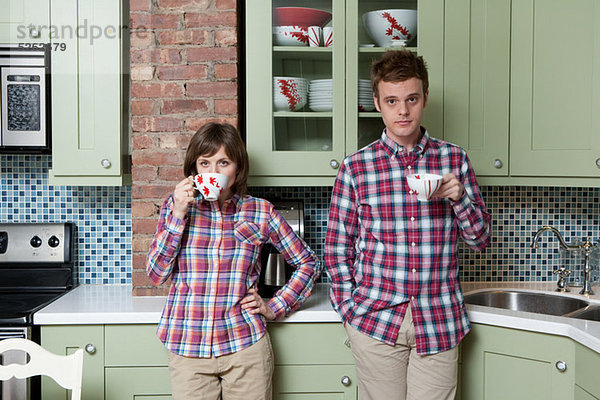 Junges Paar mit Teetassen in der Küche