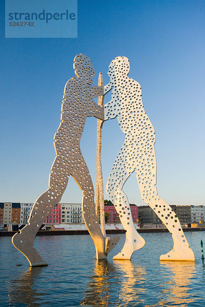Molekül Mann Skulptur  Berlin  Deutschland