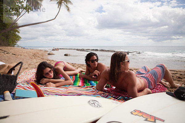 Drei junge Freunde am Strandurlaub