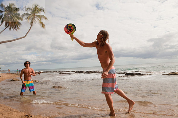 Mann Spiel Ball Spielzeug spielen Menschen am Strand