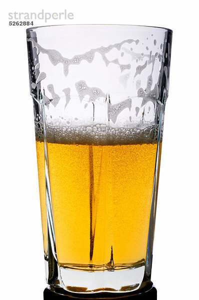 Halb volles Bierglas mit Bier
