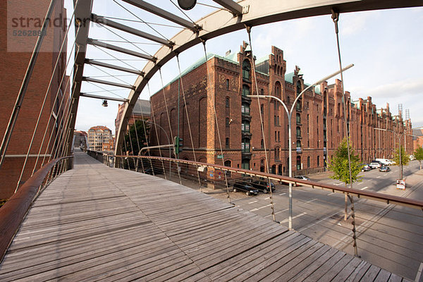 Speicherstadt  Fußgängerbrücke und historische Lagerhäuser  Hamburg  Deutschland