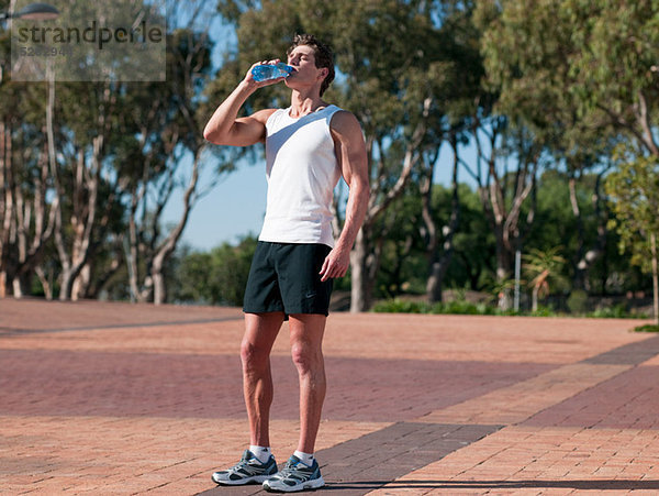 Young man trinken Mineralwasser