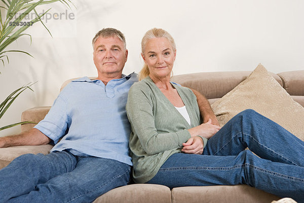 reifes Paar auf Sofa sitzend