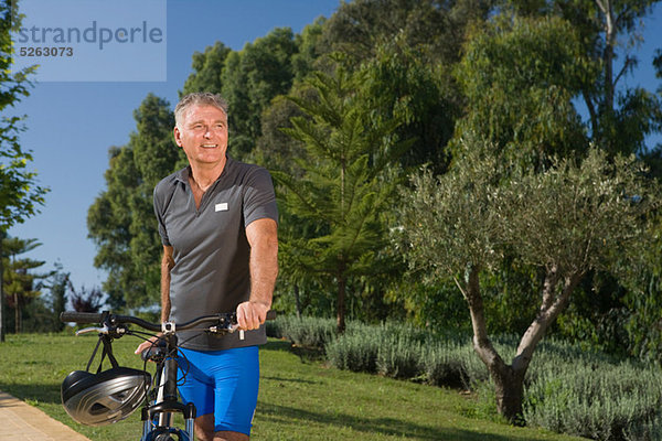 Senior männliche Radsportler mit Fahrrad