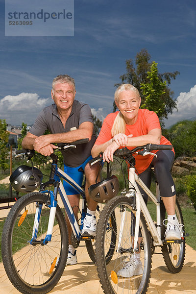 Erwachsenes Paar auf Fahrrädern