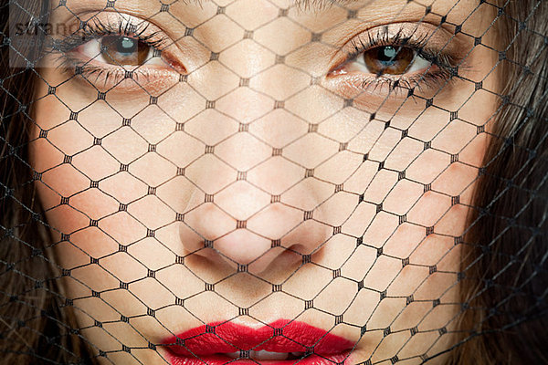 Frau mit Netting covering face