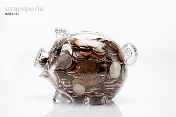 Transparentes Sparschwein voller Münzen