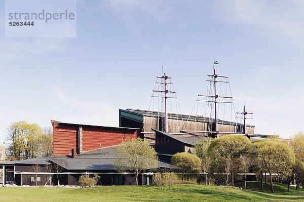 Schiff Mast ragte aus Gebäude Dach