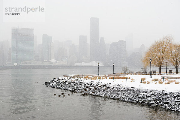 New York City Skyline im Winter  New York  USA