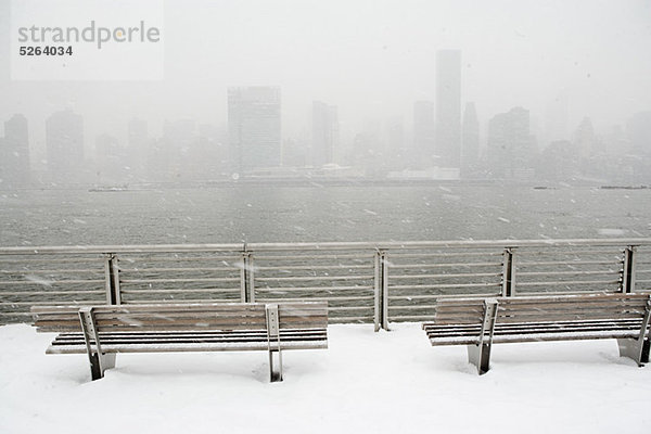 New York City Skyline im Winter  New York  USA