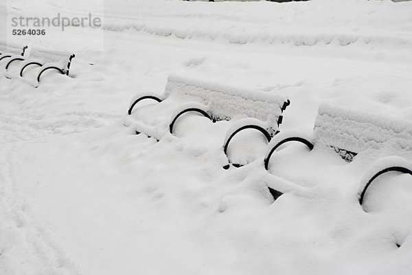 Mit Schnee bedeckte Bänke