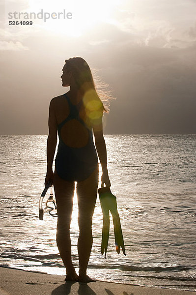 Silhouette der Frau am Rande des Wassers  Mustique  Grenadinen