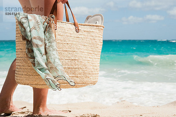 Frau mit Strandtasche  Mustique  Grenadinen