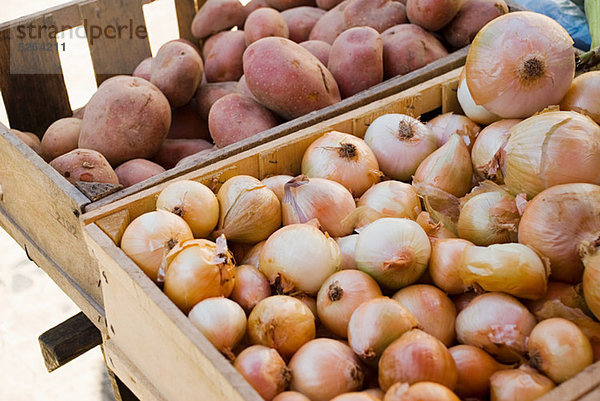 Zwiebeln und Kartoffeln auf pflanzliche stall