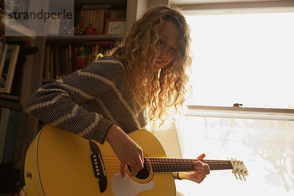 Teenagermädchen spielt Gitarre