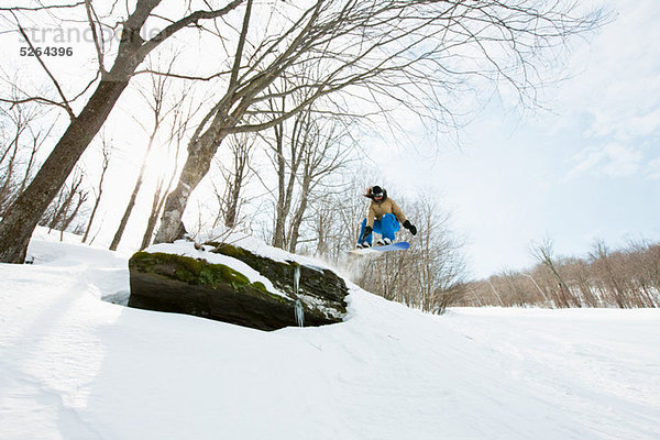 Snowboarder jumping in der Luft