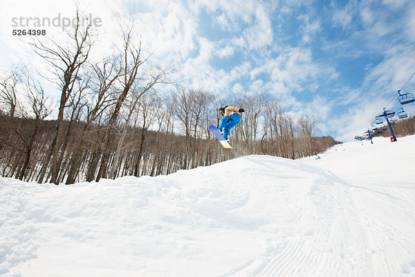 Snowboarder jumping in der Luft