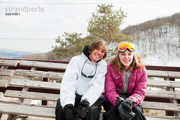 Young couple tragen Kleidung  Porträt Wintersport