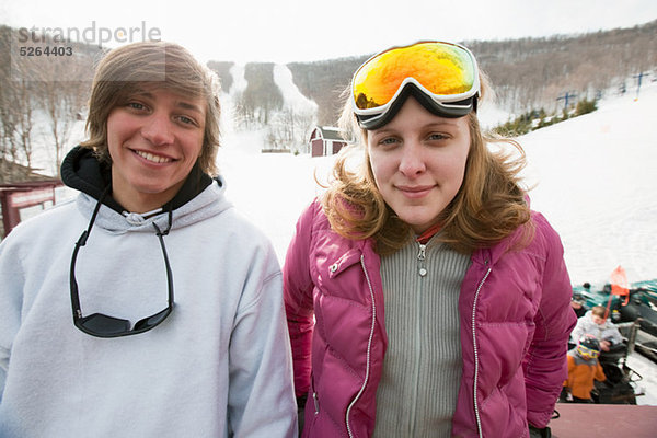 Young couple tragen Kleidung  Porträt Wintersport