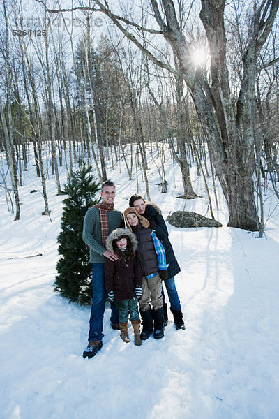 Familie stehen im Schnee  Porträt