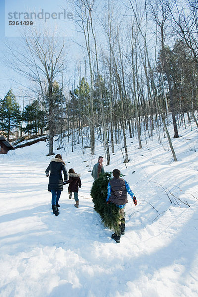 Familienwanderung im Schnee